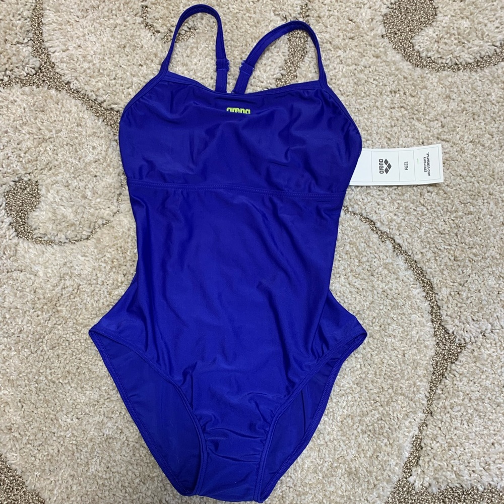 NWT Arena Womens Solid Light Drop Back  B  Size 34